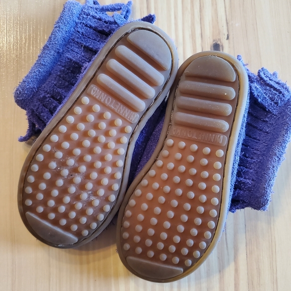 Minnetonka Girls Fringe Moccasin Boots - Picture 4 of 9